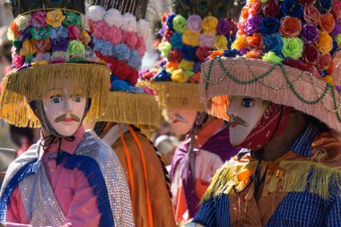 Granada, Nikaragua 15 Şubat 2017: karnaval kutlamaları sırasında geleneksel kıyafet ve renkli maskeleri giymiş insanlar. Nikaragua geleneksel halk.
