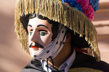 Granada, Nikaragua 15 Şubat 2017: karnaval kutlamaları sırasında geleneksel kıyafet ve renkli maskeleri giymiş insanlar. Nikaragua geleneksel halk.