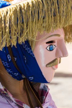 Granada, Nikaragua 15 Şubat 2017: karnaval kutlamaları sırasında geleneksel kıyafet ve renkli maskeleri giymiş insanlar. Nikaragua geleneksel halk.