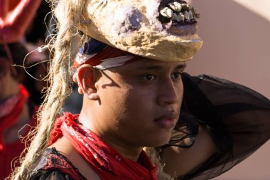 Granada, Nikaragua 15 Şubat 2017: karnaval kutlamaları sırasında geleneksel kıyafet ve renkli maskeleri giymiş insanlar. Nikaragua geleneksel halk.