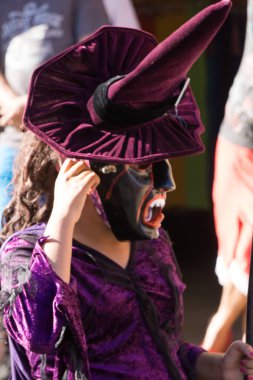 Granada, Nikaragua 15 Şubat 2017: karnaval kutlamaları sırasında geleneksel kıyafet ve renkli maskeleri giymiş insanlar. Nikaragua geleneksel halk.