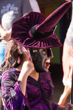 Granada, Nikaragua 15 Şubat 2017: karnaval kutlamaları sırasında geleneksel kıyafet ve renkli maskeleri giymiş insanlar. Nikaragua geleneksel halk.