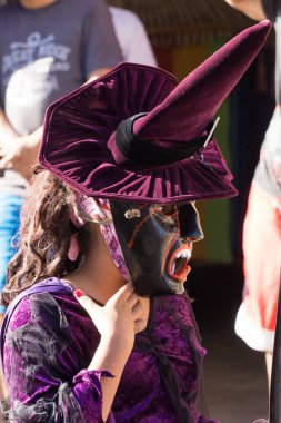 Granada, Nikaragua 15 Şubat 2017: karnaval kutlamaları sırasında geleneksel kıyafet ve renkli maskeleri giymiş insanlar. Nikaragua geleneksel halk.