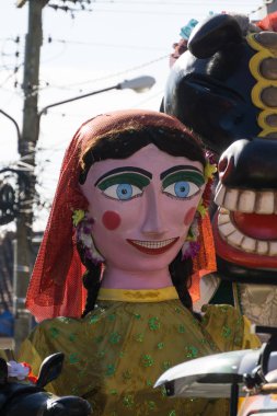 Granada, Nikaragua 15 Şubat 2017: karnaval kutlamaları sırasında geleneksel kıyafet ve renkli maskeleri giymiş insanlar. Nikaragua geleneksel halk.