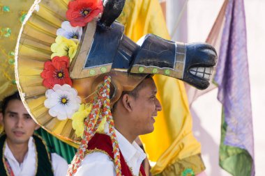 Granada, Nikaragua 15 Şubat 2017: karnaval kutlamaları sırasında geleneksel kıyafet ve renkli maskeleri giymiş insanlar. Nikaragua geleneksel halk.