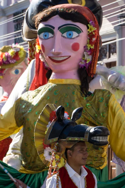 Granada, Nikaragua 15 Şubat 2017: karnaval kutlamaları sırasında geleneksel kıyafet ve renkli maskeleri giymiş insanlar. Nikaragua geleneksel halk.