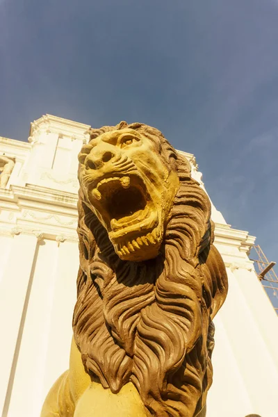Katedral açık havada görünümünden aşağı Leon, Nikaragua. Aslan heykeli