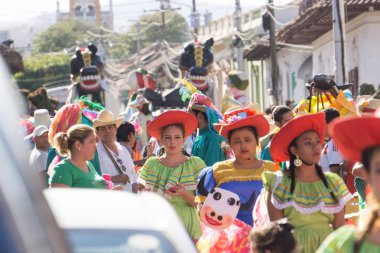 Granada, Nikaragua 15 Şubat 2017: karnaval kutlamaları sırasında geleneksel kıyafet ve renkli maskeleri giymiş insanlar. Nikaragua geleneksel halk.