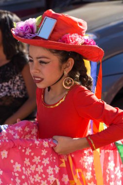 Granada, Nikaragua 15 Şubat 2017: karnaval kutlamaları sırasında geleneksel kıyafet ve renkli maskeleri giymiş insanlar. Nikaragua geleneksel halk.