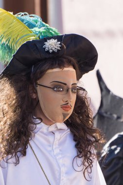 Granada, Nikaragua 15 Şubat 2017: karnaval kutlamaları sırasında geleneksel kıyafet ve renkli maskeleri giymiş insanlar. Nikaragua geleneksel halk.