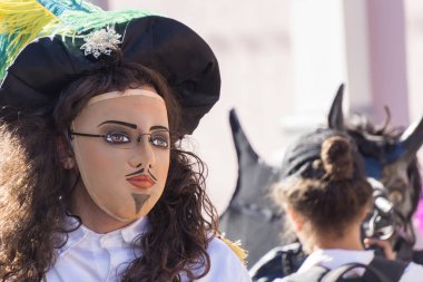 Granada, Nikaragua 15 Şubat 2017: karnaval kutlamaları sırasında geleneksel kıyafet ve renkli maskeleri giymiş insanlar. Nikaragua geleneksel halk.
