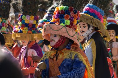 Granada, Nikaragua 15 Şubat 2017: karnaval kutlamaları sırasında geleneksel kıyafet ve renkli maskeleri giymiş insanlar. Nikaragua geleneksel halk.