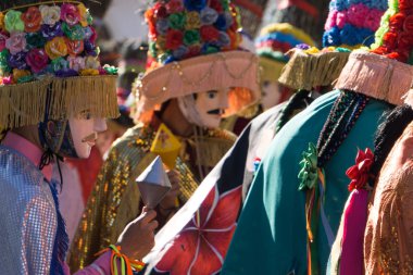 Granada, Nikaragua 15 Şubat 2017: karnaval kutlamaları sırasında geleneksel kıyafet ve renkli maskeleri giymiş insanlar. Nikaragua geleneksel halk.