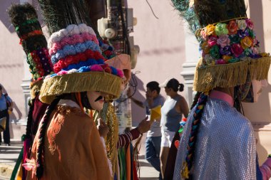 Granada, Nikaragua 15 Şubat 2017: karnaval kutlamaları sırasında geleneksel kıyafet ve renkli maskeleri giymiş insanlar. Nikaragua geleneksel halk.