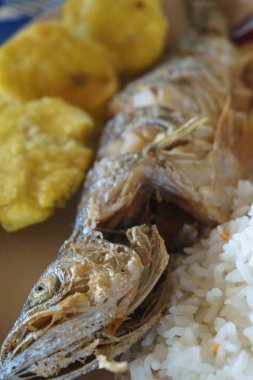 zengin geleneksel yemeği kızarmış balık, pilav ve salata