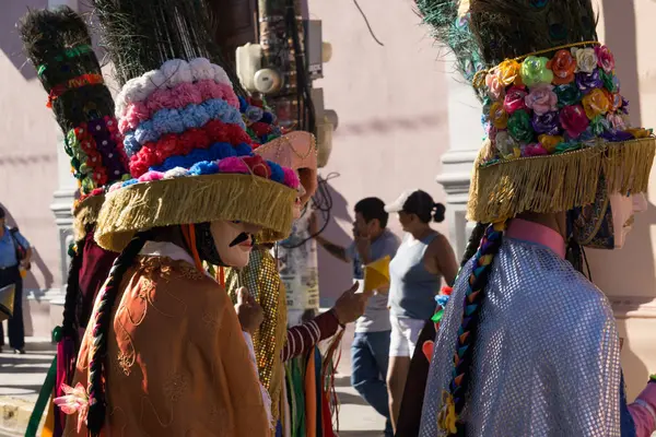 Granada, Nikaragua 15 Şubat 2017: karnaval kutlamaları sırasında geleneksel kıyafet ve renkli maskeleri giymiş insanlar. Nikaragua geleneksel halk.