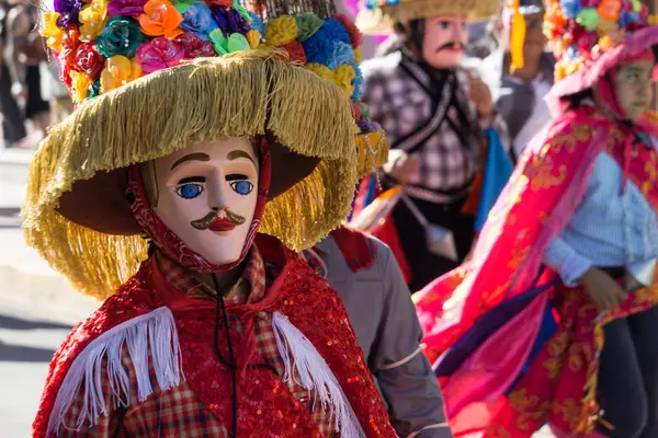 Granada, Nikaragua 15 Şubat 2017: karnaval kutlamaları sırasında geleneksel kıyafet ve renkli maskeleri giymiş insanlar. Nikaragua geleneksel halk.