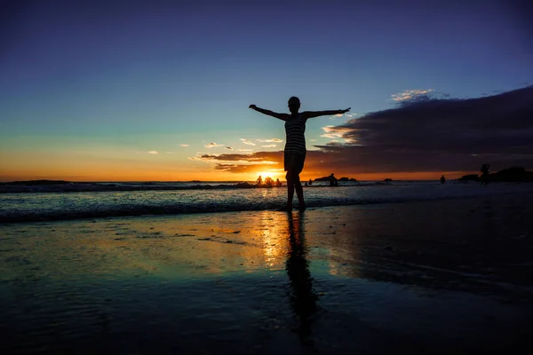 Silhouet Van Vrouw Sunset Beach Meisje Lopen Zeekust Zomer Zonlicht — Stockfoto