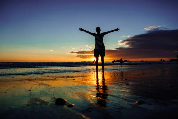 Silhouet Van Vrouw Zonsondergang Strand Meisje Met Open Armen Zeekust — Stockfoto