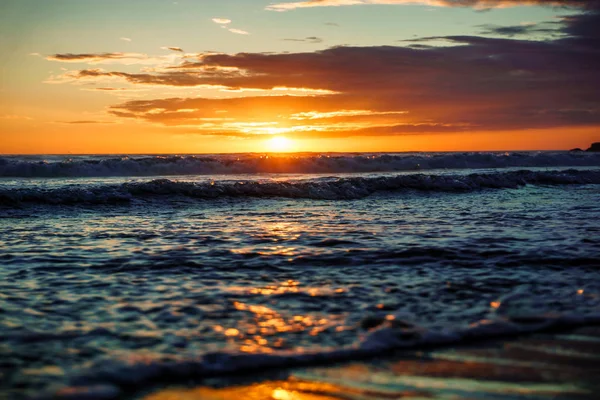 Ηλιοβασίλεμα Στην Παραλία Την Ρομαντική Ατμόσφαιρα — Φωτογραφία Αρχείου