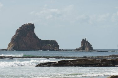 Playa rocosa de Nikaragua con olas y oceano azul