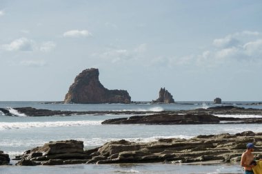 Playa rocosa de Nikaragua con olas y oceano azul