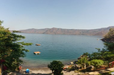 Laguna de Apoyo,: Masaya, Nicaragua, Orta Amerika. Turistik yer laguna de apoyo göl manzaralı