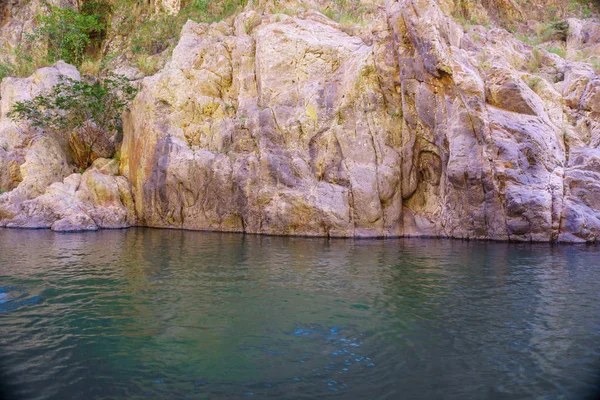 Krásná Řeka Obklopené Skalami Kaňonu Somoto — Stock fotografie