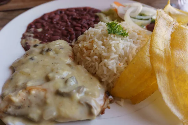 ニカラグアの典型的なプレート 米と豆と肉 — ストック写真