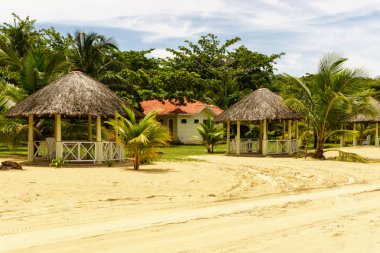 Kumsaldaki kulübeler.