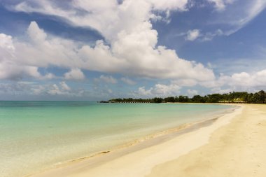 güzel bir gün ve berrak bir gökyüzünde hamaklar ile plaj