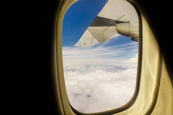 飛行機輸送概念 左翼の旅客機で表示します 太陽に照らされた厚い雲 水平方向の表示 — ストック写真