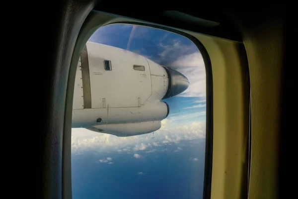 Airplane Transport Concept View Left Wing Passenger Aircraft Thick Clouds — Stock Photo, Image