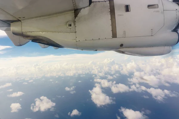 飛行機輸送概念 左翼の旅客機で表示します 太陽に照らされた厚い雲 水平方向の表示 — ストック写真