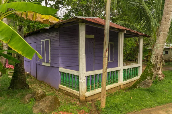 Mısır Island, Nicaragua, 5 Mayıs 2017: tropik ada içinde ahşap kulübe