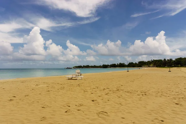 Spiaggia Durante Giorno Con Cielo Azzurro Limpido — Foto Stock