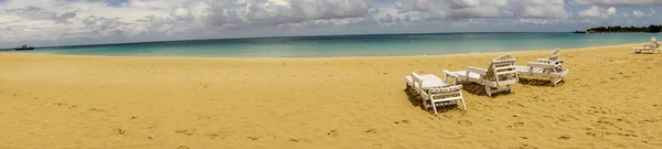 Orilla Playa Durante Día Con Cielo Azul Claro — Foto de Stock