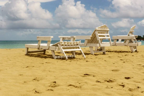 Strand Kust Gedurende Dag Met Een Blauwe Duidelijke Hemel — Stockfoto