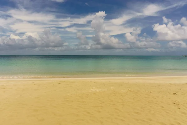 Playa Con Hamacas Hermoso Día Cielo Despejado —  Fotos de Stock