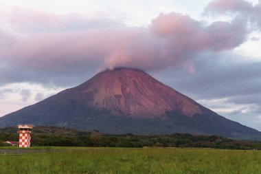 volkan güzel görünümü: Ometepe Island, pembe günbatımı üzerinde