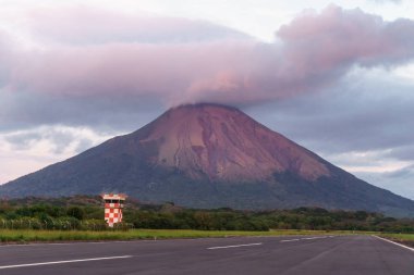 volkan güzel görünümü: Ometepe Island, pembe günbatımı üzerinde
