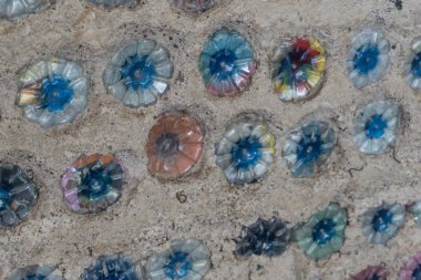 geri dönüşümlü plastik şişe yapılan duvar