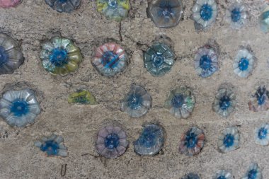 geri dönüşümlü plastik şişe yapılan duvar