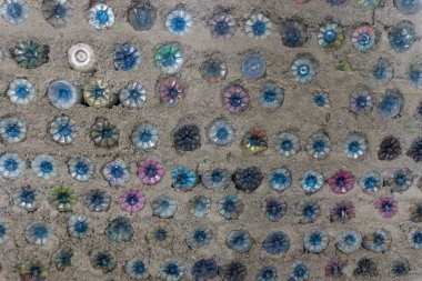 geri dönüşümlü plastik şişe yapılan duvar