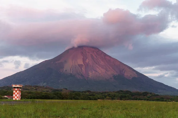 Hermosa Vista Del Volcán Isla Ometepe Puesta Sol Rosa — Foto de Stock