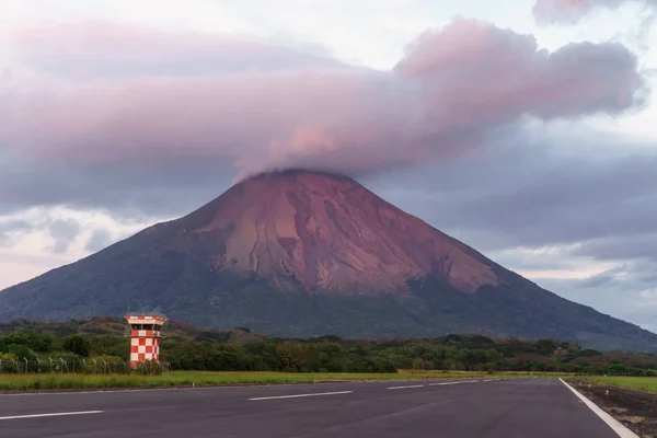 Gyönyörű Kilátás Nyílik Vulkán Ometepe Sziget Rózsaszín Sunset — Stock Fotó