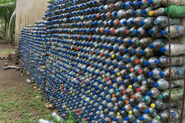 Стена Переработанного Пластика — стоковое фото