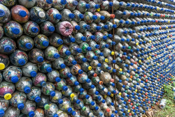 Mur Bouteilles Plastique Recyclé — Photo