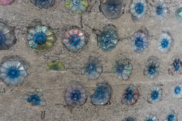 geri dönüşümlü plastik şişe yapılan duvar