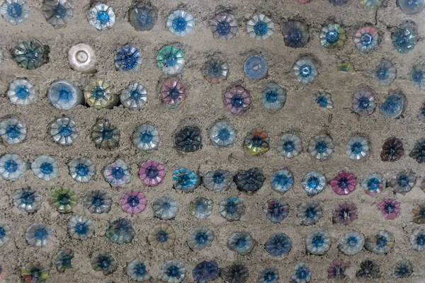 geri dönüşümlü plastik şişe yapılan duvar